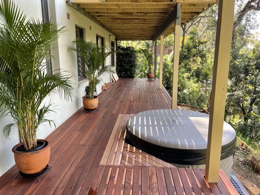 Wrap-around deck and pergola with integrated spa — Dee Why